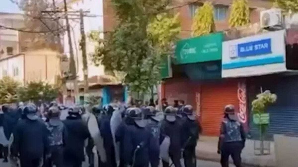 नेपाल-भारत सीमा पर युद्धस्तर की सतर्कता: बीरगंज में सड़कों पर तैनात सेना, साये में जिंदगी